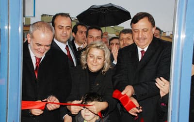 <p><font face="arial,helvetica,sans-serif" size="2"><strong><font color="#000000">Şehri D&uuml;zeltmeye&nbsp;Geliyoruz</font></strong><br /><br />Sakarya B&uuml;y&uuml;kşehir Belediye Başkan Adayı Enver To&ccedil;oğlu ise; Sakarya&rsquo;nın 15 yıldır başkanını aradığını vurgulayarak; <font color="#333399">&ldquo;Biz bu &uuml;lkeye 30 yıldır, başarılı hizmetler yaparak, halka hizmet ettik. Bize tanıyanlar, bizi &ccedil;ok iyi bilir. Biz bu şehri yaşanılabilir bir kent yapmaya geliyoruz. Biz bu şehri d&uuml;zeltmeye ve kalkındırmaya geliyoruz&rdquo;</font> diyerek destek istedi.</font></p>