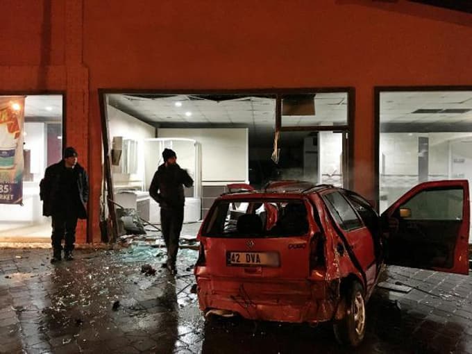 Otomobil, başka bir araç çarpmasıyla iş yerine girdi