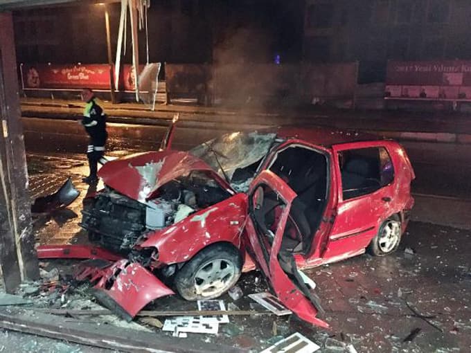 Otomobil, başka bir araç çarpmasıyla iş yerine girdi