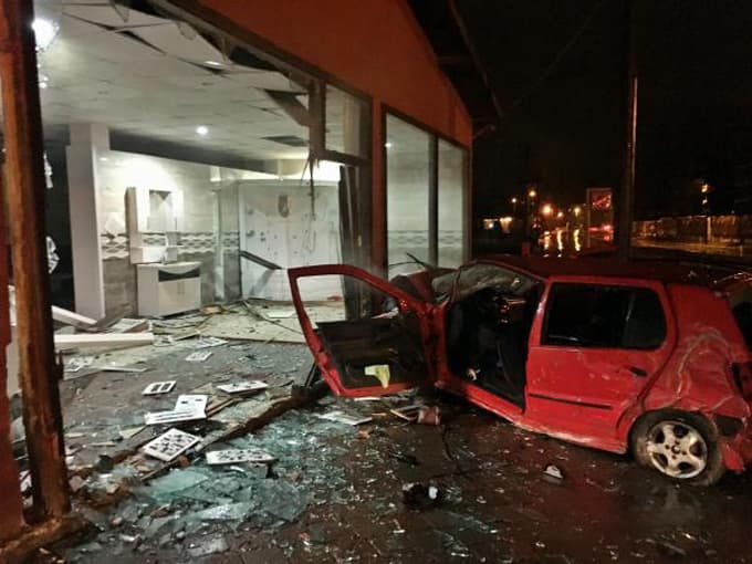 Otomobil, başka bir araç çarpmasıyla iş yerine girdi