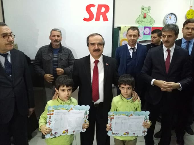 Öğrenciler karnelerine kavuştu
