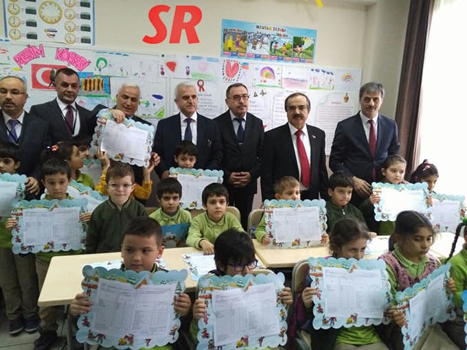 Öğrenciler karnelerine kavuştu