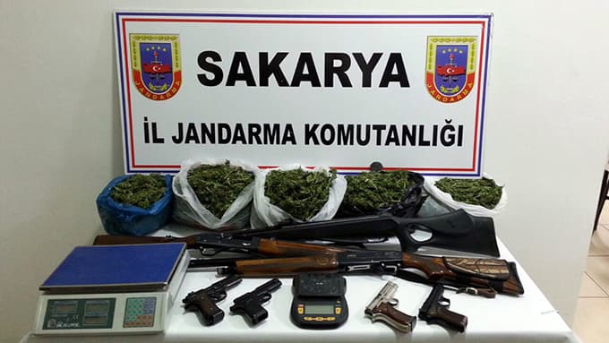 Akyazı'da silah ve uyuşturucu operasyonu