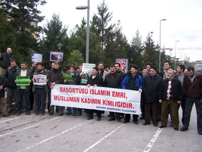 <p><font face="arial,helvetica,sans-serif" size="2">Her fırsatta halk&ccedil;ı olduğunu belirten, &ouml;z&uuml;nde halktan ve ger&ccedil;eklerden kopuk CHP manzaraları ile karşılaşmaya devam ediyoruz<font color="#333399">. Kur-an kursu, &ccedil;arşaf a&ccedil;ılımının ardından yeni a&ccedil;ılımlar ardı ardına gelmeye devam etmektedir. Tamamen pragmatist ve oy avcılığından başka hi&ccedil;bir amacı olmayan bu partinin yeni a&ccedil;ılımını cemaatler ve tarikatlar &uuml;zerine ger&ccedil;ekleşmiştir. </font><font color="#000000">İstanbul </font>b&ouml;lgesinde se&ccedil;imlere iddialı girmek amacıyla malum bir tarikat liderinin partilerine s&ouml;zde katılımını ger&ccedil;ekleştirmişlerdir.&nbsp;CHP zihniyeti! Sizin bir tarikat liderini partinize katmanız inanan insanları aşağıladığınızı, y&uuml;z binlerce &uuml;niversiteli kızın mağdur olmasını, iptal edilen devlet burslarını ve en ilgin&ccedil; olanı da fakir halka yapılan sosyal yardımları i&ccedil;inize sindiremediğiniz ger&ccedil;eğini ortadan kaldırmaya yetmemektedir.<font color="#333399"> İnandırıcılık ve samimiyet sınavlarında defalarca sınıfta kaldığınız &ccedil;ok aşik&acirc;r bir ger&ccedil;ektir.&nbsp;</font></font></p><p><font face="arial,helvetica,sans-serif" size="2">Katil ve Siyonist devlet İsrail de hafta i&ccedil;erisinde yapılan se&ccedil;imlerden Tzipi Livni liderliğindeki parti az bir farkla birinci &ccedil;ıkmayı bildi. İsrail ve d&uuml;nya da nasıl bir oluşum i&ccedil;erisine gidileceği d&uuml;ş&uuml;n&uuml;l&uuml;rken, HAMAS ve y&ouml;netiminde bulunan Gazze halkı yaralarını sarmak ve bir an &ouml;nce normal yaşama d&ouml;nme gayretini s&uuml;rd&uuml;rmektedirler. Elbet bir g&uuml;n var olma savaşı ve direniş ruhu, Tel Aviv'i, Askalan'ı, Sderot'u titretecek Siyonistlerin bedenlerini ve de kalplerini parampar&ccedil;a edecektir.</font><font face="arial,helvetica,sans-serif" size="2">&nbsp;</font></p>