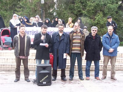 <p><font face="arial,helvetica,sans-serif" size="2">Ey M&uuml;sl&uuml;man &uuml;mmetinin kanayan yarası GAZZE! A&ccedil;lık, sefalet, hastalık, evlat, anne- baba acısı, &uuml;z&uuml;nt&uuml;, hezeyan, baskı&hellip; İnsanoğlunun aklına gelebilecek her t&uuml;rl&uuml; sıkıntıları yaşayan M&uuml;sl&uuml;man FİLİSTİN Halkı! A&ccedil;ık hava hapishanesine &ccedil;evrilen yurtlarını terk etmeyen, ambargonun her t&uuml;rl&uuml;s&uuml;ne direnen, &uuml;lkesini ve haysiyetini koruyan, zalimlere ve k&acirc;firlere meyletmeyen, Kud&uuml;s'&uuml; ve Mescid-i Aksa'yı inananlara tekrardan hatırlatan millet!! <font color="#333399">Kutsal beldeyi savunmak sadece sizin işiniz mi? Allah ve resul&uuml;ne inanmak, bu uğurda her t&uuml;rl&uuml; işkenceye maruz kalmak ve davanızda da d&uuml;nya M&uuml;sl&uuml;manları tarafından yalnız bırakılmak sizin hak ettiğiniz bir durum mudur?</font></font><font face="arial,helvetica,sans-serif" size="2">&nbsp;&nbsp;&nbsp;&nbsp;&nbsp;&nbsp;&nbsp;&nbsp;&nbsp;&nbsp;&nbsp;&nbsp; </font></p><p><font face="arial,helvetica,sans-serif" size="2"><strong>Elbette ki değildir!</strong>&nbsp;&nbsp;&nbsp;&nbsp;&nbsp;&nbsp;&nbsp;&nbsp;&nbsp;&nbsp;&nbsp;&nbsp;&nbsp;&nbsp;&nbsp;&nbsp;&nbsp;&nbsp;&nbsp;&nbsp;&nbsp;&nbsp;&nbsp;&nbsp;&nbsp;&nbsp;&nbsp;&nbsp;&nbsp;&nbsp;&nbsp;&nbsp;&nbsp;&nbsp;&nbsp;&nbsp;&nbsp;&nbsp;&nbsp;&nbsp;&nbsp;&nbsp;&nbsp;&nbsp;&nbsp;&nbsp;&nbsp;&nbsp;&nbsp;&nbsp;&nbsp;&nbsp;&nbsp;&nbsp;&nbsp;&nbsp;&nbsp;&nbsp;&nbsp;&nbsp;&nbsp;&nbsp;&nbsp;&nbsp;&nbsp;&nbsp;&nbsp;&nbsp;&nbsp;&nbsp;&nbsp;&nbsp;&nbsp;&nbsp;&nbsp;&nbsp;&nbsp;&nbsp;&nbsp;&nbsp;&nbsp;&nbsp;&nbsp;&nbsp;&nbsp;&nbsp;&nbsp;&nbsp;&nbsp;&nbsp;&nbsp;&nbsp;&nbsp;&nbsp;&nbsp;&nbsp; </font></p><p><font face="arial,helvetica,sans-serif" size="2">Siz var olduğunuz s&uuml;rece bizde var olmaya devam edeceğiz! Sesinizi duyuracağız, şik&acirc;yetlerinizi arza ve arşa ulaştıracağız. Direniş ruhunuzu belde belde yayacağız, sizin nefes almanızla biz de rahatlayacağız ve bir g&uuml;n mutlaka b&uuml;t&uuml;n M&uuml;sl&uuml;manlar &Ouml;ZG&Uuml;R KUD&Uuml;S'TE buluşacağız.</font></p><p><font face="arial,helvetica,sans-serif" size="2">Bu duygularla haftaya aynı saatte burada buluşmak &uuml;zere duyarlı ve onurlu Sakaryalılara teşekk&uuml;r ederiz.</font></p>