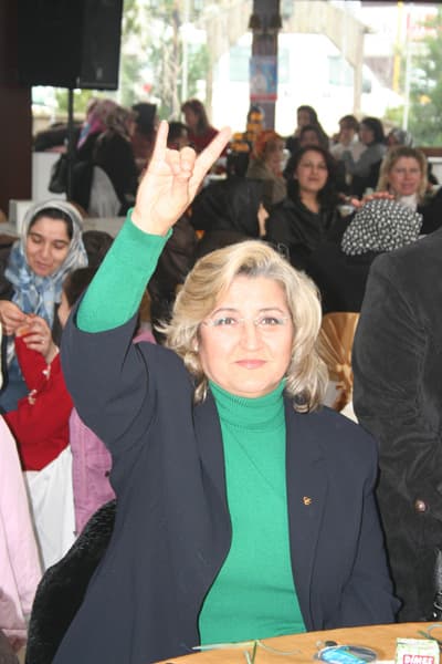 MHP'den Bayanlara Sevgililer Günü Jesti