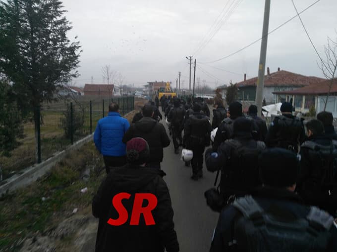 Polis, TOMA'larla yıkıma geldi