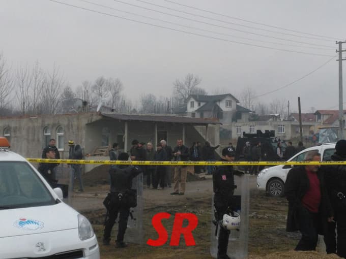 Polis, TOMA'larla yıkıma geldi