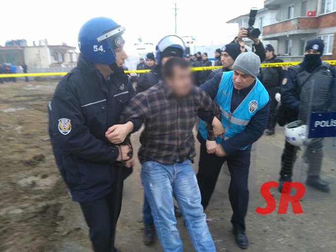Polis, TOMA'larla yıkıma geldi