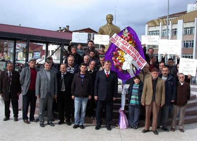 <p><font face="arial,helvetica,sans-serif" size="2">Ayhan Alişan, Adapazarı Pancar Ekicileri Kooperatifi'nde bulunan 200 bin Tl'lik aile hissesini Pancar Ekicileri Kooperatifi Vakfı'na bağışlayacağını ve vakıf başkanlığından istifa edeceğini belirterek, ş&ouml;yle konuştu: <font color="#333399">&quot;Fabrika ile ilgili soruşturulması gereken konu varken, a&ccedil;ıklamalarımız sonu&ccedil;suz kalıyor. Bu sebeple hisselerimi vakfa devrederek vakfın fabrikaya ortaklığını sağlamış oluyorum. Devlet vakıflara karşı &ccedil;ok hassas. Bu sayede fabrikadaki olumsuzlukların giderilmesi ve iyi bir şekilde denetlenmesi i&ccedil;in bu yola başvurmak zorunda kaldım.&quot;</font></font></p>
