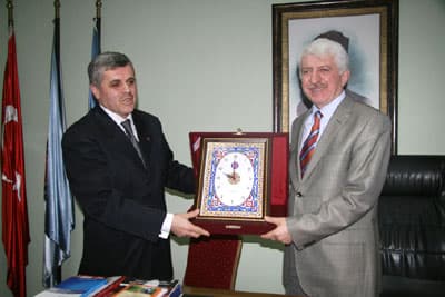 <font face="Arial" size="2">Ziyaretten duyduğu memnuniyeti dile getiren Muhtarlar Odası Başkanı Erdal Erdem ve Demiryol İş Sendikası Sakarya Şubesi Başkanı Cemal Yaman ise, <font color="#333399">&quot;Şehrimiz Başkanımız Aziz Duran sayesinde birbirinden değerli hizmetlerle tanıştı. Altyapısı, &uuml;st yapısı ve yeşili ile farklı bir g&ouml;r&uuml;nt&uuml;ye kavuştu. Şehrimize kazandırdığınız t&uuml;m eserler i&ccedil;in size teşekk&uuml;r ediyoruz. Her g&ouml;revin bir bitişi vardır. &Ouml;nemli olan insanlar tarafından g&uuml;zel anılmaktır. Sakaryalılar sizi her zaman hayır duaları ile anacak. Bize verdiğiniz destekleri de hi&ccedil; bir zaman unutmayacağız. Her zaman yanımızda oldunuz, sorunlarımıza &ccedil;&ouml;z&uuml;m &uuml;rettiniz. Bundan sonraki yaşamınızda mutluluklar diliyoruz&quot;</font> dedi. Muhtarlar Derneği Başkanı Erdal Erdem Başkan Duran'a plaket takdim ederken, Demiyol İş Sendikası Başkanı Cemal Yaman da saat ve şilt hediye etti. Başkan Duran Erdam Erdem ve Cemal Yaman'a Adapazarı'nı tanıtıcı kitaplar verdi.</font>