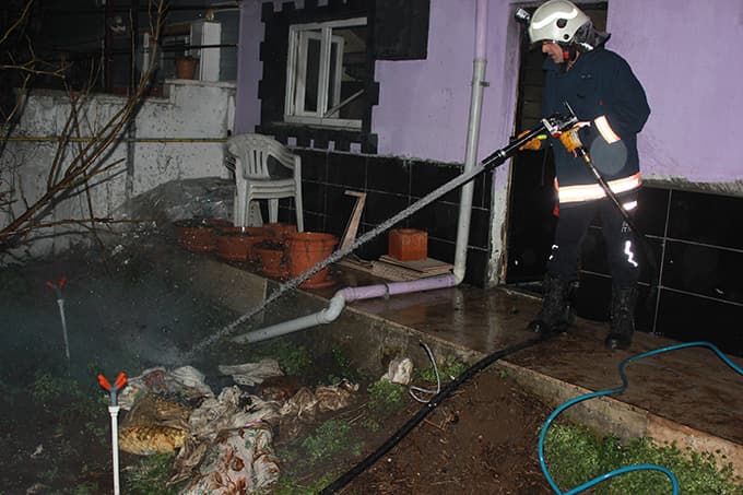 Çöp atmaya çıkınca yangını farkettiler
