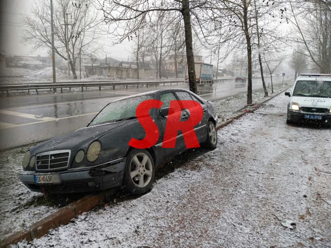 Polisler, kaza yapan araçta arama yaptı