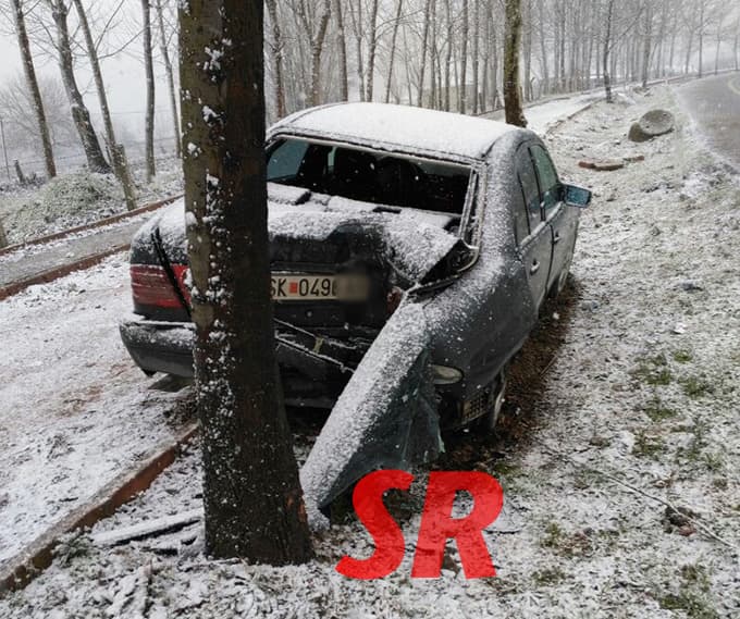Polisler, kaza yapan araçta arama yaptı