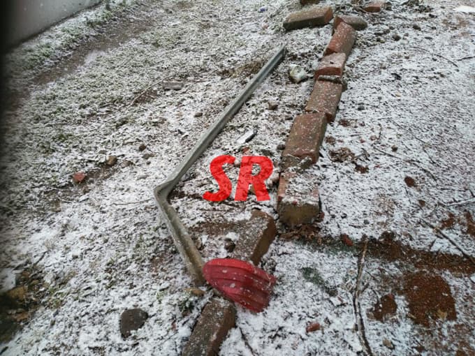 Polisler, kaza yapan araçta arama yaptı