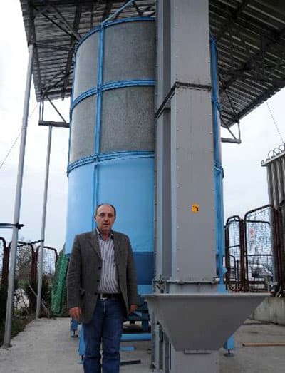 <p><font face="arial,helvetica,sans-serif" size="2">T&Uuml;BİTAK ve KOSGEB'in desteklediği Ar-Ge projeleriyle mısır, buğday, &ccedil;eltik, soya, kanola, fındık, ay&ccedil;i&ccedil;eği ve susam gibi &uuml;r&uuml;nlerin kurutlması i&ccedil;in makinalar &uuml;rettiklerini kaydeden &Ccedil;elik, makineler sayesinde &ccedil;ift&ccedil;inin &uuml;r&uuml;n&uuml;n&uuml; kurutup sağlıklı şekilde depo edebilme imkanına kavuştuğunu vurguladı. &Ccedil;elik, fındık, ceviz ve badem kurutma makinelerinin kapasitelerinin 5 ile 40 ton, tahıl kurutma makinelerinin kapasitelerinin ise saatlik 5 ile 60 ton arası değiştiğini belirtti. <br /><br /><strong>Milli Servet Depoda &Ccedil;&uuml;r&uuml;yor</strong></font> </p><p><font face="arial,helvetica,sans-serif" size="2">Yeterince kurutulmadan depolanan &uuml;r&uuml;nlerde &ccedil;&uuml;r&uuml;meler meydana gelediğini ifade eden &Ccedil;elik, şunları s&ouml;yledi, &quot;&Ccedil;ift&ccedil;i yeterince kurutamadan depoya koyduğu &uuml;r&uuml;nden &ccedil;&uuml;r&uuml;me nedeniyle b&uuml;y&uuml;k zarar ediyor. &Uuml;rettiğimiz makine vasıtasıyla &uuml;reticilerin &uuml;rettikleri &uuml;r&uuml;nler hasat edildikten sonra saklanması i&ccedil;in gerekli olan nem miktarına getiriliyor.Tahıllarda rutubetin artmasına bağlı olarak, mantar t&uuml;rleri hızla &uuml;reyerek mikotoksin (k&uuml;f zehiri) denilen zararlı bir toksin (zehir) &uuml;retirler. Bunların en &ouml;nemlisi<font color="#333399"><strong> &quot;Aflatoksin&quot;</strong></font>dir. &Uuml;retimini yaptığımız makinalarla &ouml;zellikle mısır ve fındıkta anfodiksan oluşumu engellenmektedir. Tahıldaki en b&uuml;y&uuml;k handikap belli bir nemin altında depoya giren &uuml;r&uuml;nlerde bir zaman sonra kendi kendine &ccedil;&uuml;r&uuml;me oluşuyor. B&ouml;ylece milli servet depoda &ccedil;&uuml;r&uuml;yor. Her bir &uuml;r&uuml;n&uuml;n saklama koşulu var. &Uuml;r&uuml;n depoya girmeden &ouml;nce kurutmadan ge&ccedil;mesi gerekiyor. Geliştirdiğimiz makinalar &uuml;r&uuml;n&uuml;n tat,renk ve kimyasal değişime uğramadan aynı g&uuml;neşte kurutulmuş gibi doğal kurutma sağlıyor. Makineler sayesinde &uuml;retici &uuml;r&uuml;n&uuml;n&uuml; kurutup sağlıklı şekilde depolayıp, &uuml;r&uuml;n&uuml;n fiyatı istediği seviyeye gelene kadar muhafaza edebilmektedir. Fiyatı istediği d&uuml;zeye gelince de &ouml;zelliği bozulmamış &uuml;r&uuml;n&uuml;n&uuml; kolayca piyasaya sunabilmektedir.&Uuml;rettiğimiz makinalar kullanıcılara kullanım ve yedek par&ccedil;a kolaylığının yanı sıra enerji ve yakıt sistemi &uuml;zerinde en ucuz maliyetle kurutma işlemini ger&ccedil;ekleştirmeyi sağlıyor.&quot;</font></p>