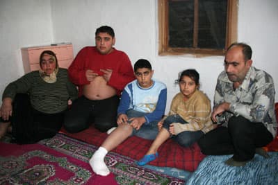 <font face="Arial" size="2">Akraba evliliği yapan <font color="#333399"><strong>Mustafa Yanık (48) ile Maviye Yanık (37),</strong></font> İstanbul'da bir gecekonduda yaşamaya başladı. Yanık &ccedil;iftinin d&uuml;nyaya gelen Murat, Sezer ve Damla isimli &ccedil;ocuklarının akdeniz anemisi olduğu zamanla ortaya &ccedil;ıktı. Baba Mustafa Yanık da ge&ccedil;irdiği bir kaza sonrası &ouml;nce sakat kaldı ardından kalp ameliyatı oldu. Ameliyat olduktan sonra baba Mustafa Yanık &ccedil;alışamaz oldu. Evlerde temizlik yaparak ailesinin ge&ccedil;imini sağlamaya &ccedil;alışan eşi Maviye Yanık da yakalandığı şeker hastalığından dolayı ayaklarında kanama g&ouml;r&uuml;ld&uuml;, y&uuml;r&uuml;mekte zorluk &ccedil;ekmeye başladı.<br /><br />Yanık &ccedil;ifti, ge&ccedil;im sıkıntısı nedeniyle İstanbul'dan Sakarya'ya gelerek Korucuk Mahallesi'nde buldukları eski, derme &ccedil;atma bir evde yaşamaya başladılar. Hastalık nedeniyle &ccedil;ocukları Murat askere gidemezken, diğer kardeşler Sezer ve Damla'nın da v&uuml;cutlarında yaralardan ge&ccedil;ilmiyor. Karın ağrısı, mide bulantısı, kusma gibi sık sık şikayetleri olan &ccedil;ocuklar parasızlıktan dolayı tedavi olamıyor. Ailenin t&uuml;m y&uuml;k&uuml;n&uuml; biraz daha sağlıklı olan ilk&ouml;ğretim &ouml;ğrencisi Damla &ccedil;ekiyor.&nbsp;</font>