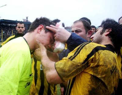 Başına Taş İsabet Eden Hakem Yere Yığıldı 