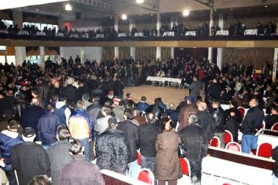 <p><font face="Arial" size="2" color="#000000"><strong>1000&nbsp;Kişiye Yetecek Kadar Arsa Var</strong></font></p><font face="Arial" size="2"><p><font face="arial,helvetica,sans-serif" size="2">Fazla olarak g&ouml;z&uuml;ken 105 &uuml;yenin dairelerini 2010 ve 2011 yıllarında teslim almak &uuml;zere imza attığını </font>kaydeden Kaya,<font color="#333399"> &quot;Burada yaşanan sorun fazla &uuml;ye var mı? Yeterli arsa var mı? Aslında herkese yetecek kadar arsa var. &Uuml;ye sayısında da bir fazlalık yok. Fazladan 105 kişi g&ouml;r&uuml;n&uuml;yor ama bunlar 2010 ve 2011 yılında dairelerini almak i&ccedil;in imza atmışlar. Bazı arsalar yeşil alana girmiş. Bir arsa bulunarak arsa a&ccedil;ığı kapatılabilir. Dairelerde bodrum katı olmasa bin kişiye yetecek kadar arsa var.&quot;</font> dedi.</p></font><p><font face="Arial" size="2">288 dairenin belediyeden alınmış ruhsatının bulunduğunu ifade eden Kaya, &ouml;ncelikle bu dairelerin tapularını &ccedil;ıkartacaklarını dile getirdi.</font></p>