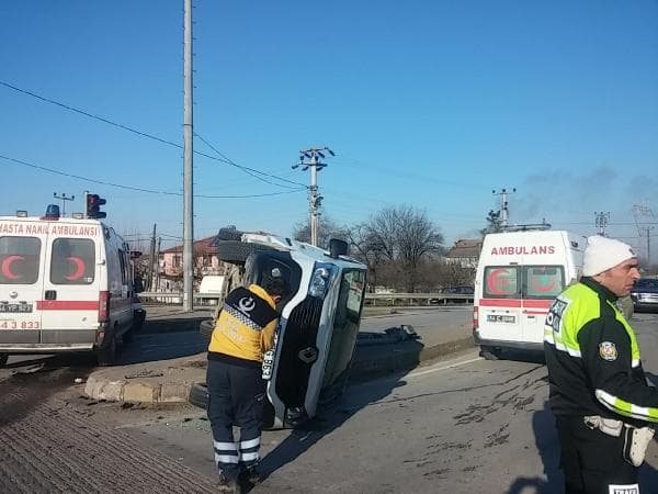 Ambulans, kamyonet ile çarpıştı