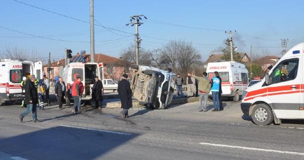 Ambulans, kamyonet ile çarpıştı