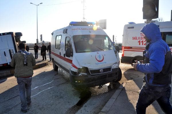 Ambulans, kamyonet ile çarpıştı