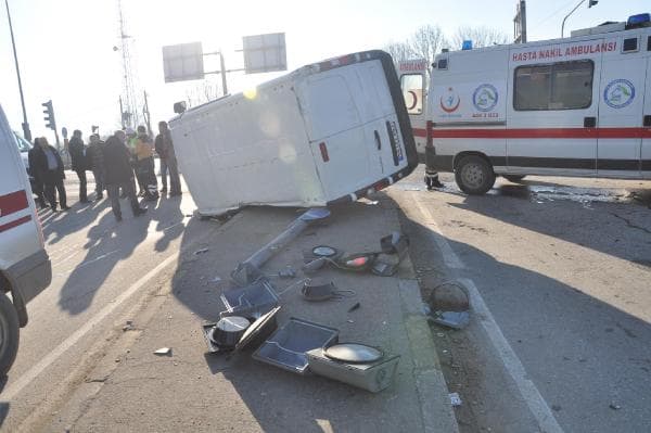 Ambulans, kamyonet ile çarpıştı