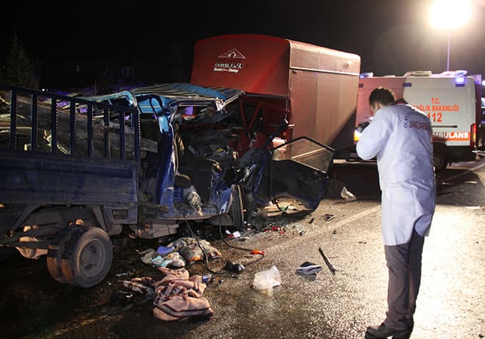 54 plakalı kamyonet, odun yüklü kamyonetle çarpıştı