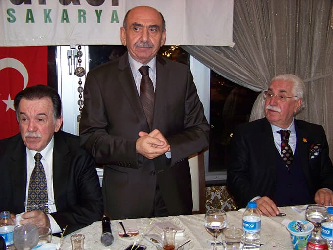 <font face="arial,helvetica,sans-serif" size="2">&lsquo;KEŞKE OLSAYDI&rsquo;<br /><br />Yeni  m&uuml;fredatta T&uuml;rkiye Cumhuriyeti Tarihi ve İnkıl&acirc;p&ccedil;ılık dersinin sadece 8  sınıfta okutulacağına da dikkat &ccedil;eken Ersoy, &ldquo;Diğerlerindeyse  1-2-3-4-5-6-7 de Sosyal Bilgiler Programı i&ccedil;erisine ama&ccedil; olarak  koyulmuş. &Ouml;zelikle ilk d&ouml;rtte hemen hemen hi&ccedil; g&ouml;r&uuml;nm&uuml;yor. Belirli g&uuml;nler  ve haftalar dediğimiz yani Cumhuriyet Bayramı&rsquo;nda yani 10 Kasım&rsquo;da yani  23 Nisan&rsquo;da bunlar anılacak. Burada bahsede bilirsiniz diye bir şey  ge&ccedil;mişler. Keşke, &lsquo;1739 Sayılı Mili Eğitim Temel Kanunu&rsquo;nun hedefleri&rsquo;  c&uuml;mlesi yerine &lsquo;Atat&uuml;rk İlke ve İnkıl&acirc;pları&rsquo; diye koyulmuş olsaydı. Daha  verimli olurdu, daha a&ccedil;ık olurdu, daha anlaşılır olurdu diye  d&uuml;ş&uuml;n&uuml;yorum&rdquo; dedi.<br /><br />&lsquo;T&Uuml;RK MİLLİLYET&Ccedil;İLİĞİ İFADESİ KONMAMIŞ&rsquo;<br /><br />Ersoy,  yeni m&uuml;fredatta dikkat bir diğer konunun da &lsquo;T&uuml;rk Milliyet&ccedil;iliği&rsquo;  kavramının&nbsp; t&ouml;rp&uuml;lenmiş olmasını g&ouml;sterdi. Daha &ouml;nceki m&uuml;fredatlarda  &lsquo;T&uuml;rk milliyet&ccedil;iliğine bağlı&rsquo; kelimesinin ge&ccedil;tiğine işaret eden Aziz  Ersoy, &ldquo;T&uuml;rk kelimesi bizim literat&uuml;r&uuml;m&uuml;zde bir &uuml;st kimliktir. Ben ilk  Sakarya&rsquo;ya geldiğimde &lsquo;hangi millettensin?&rsquo; sorusu ile karşılaşmıştım.  Yani T&uuml;rk kelimesi bir &uuml;st kimliktir, programda onu g&ouml;rd&uuml;m, millet&ccedil;ilik  kavramı vurgulanmış, ama milliyet&ccedil;ilik kavramında bir sıfat konmamış.  Yani T&uuml;rk milliyet&ccedil;iliği kelimesi konmamış. Nerede ge&ccedil;miş lise son  sınıfta T&uuml;rk İslam Medeniyeti diye ders koymuşlar orada ge&ccedil;miş&rdquo; dedi. <br /><br />&lsquo;DERS SAATLERİ BUNALIMA SOKUYOR&rsquo;<br /><br />Hen&uuml;z  g&uuml;n aydınlanmadan &ccedil;ocukların okula gitmesini doğru bulmadığını dile  getiren Ersoy, &ldquo;Haftalık ders programı yoğunluğu nedeniyle &ccedil;ocuklar  sabah namazı saatinde saat 07.00&rsquo;de okurlarda.&nbsp; Saat 07.15&rsquo;de ezan  okunuyor &ccedil;ocuklar saat 07.00&rsquo;da deste oluyor. Bu saate &ccedil;ocuktan verim  beklenemez. &Ccedil;ocukların okula gitmesi i&ccedil;in saat 06.30&rsquo;da kalkması  gerekiyor. Ders saatleri 6&rsquo;dan beş saate d&uuml;ş&uuml;r&uuml;lerek ağırlığın  hafifletilmesi gerekir. Ortaokul ve liselerde de ders saati fazla. Bu da  &ccedil;ocuklarda bunalıma sebep oluyor. Bunun hafifletilmesi gerekir&rdquo; diye  konuştu.<br /><br />İN&Ouml;N&Uuml; SAVAŞLARI KONUSU<br /><br />Eski Milli Eğitim M&uuml;d&uuml;r&uuml;  Ersoy&rsquo;un son değindiği konu ise yine &ccedil;ok tartışılan İn&ouml;n&uuml; Savaşları  oldu. Ersoy, &ldquo;M&uuml;fredata ismet İn&ouml;n&uuml; Savaşları anılmadı gibi eleştiriler  var. Konular tek tek ele alınmadığı i&ccedil;in İstiklal Savaşları genel başlık  olarak vermiş. O başlıkların alt başlıkları olarak vermediği i&ccedil;in tek  tek bahsedilmiş. İstiklal Savaşlarını tek başına anlatırken Birinci  İn&ouml;n&uuml; ve İkini İn&ouml;n&uuml;&rsquo;y&uuml; anlatmamak m&uuml;mk&uuml;n değil. &Ouml;yle bir şey olamaz  zaten, bunu bir art niyet olarak değerlendirmek doğru değildir&rdquo;  ifadelerini kullandı.<br /><br />&Ccedil;AMLIYURT: &ldquo;EĞİTİMİN DURUMU İYİ DEĞİL&rsquo;<br /><br />Aziz  Ersoy&rsquo;un bu &ouml;nemli tespitlerinin ardından şura &uuml;yesi Erdoğan &Ccedil;amlıyurt  s&ouml;z alarak eğitim sistemine eleştiriler y&ouml;neltti.&nbsp; &Ccedil;amlıyurt; &ldquo;Herkes  biliyor, eskiden K&ouml;y Enstit&uuml;leri vardı; Mustafa Kemal Atat&uuml;rk tarafından  kurulmuştu. Daha sonra bu enstit&uuml;ler kapatıldı. Halbuki iyi bir modelle  bu enstit&uuml;ler geliştirilerek yaygılaştırılabilirdi. Bug&uuml;nk&uuml; eğitim  sistemi &ccedil;ok farklı bir yerde. Milli Eğitim bakanları s&uuml;rekli değişiyor.  Her gelen yeni bir şeyler getiriyor. Ancak, eğitimin durumunun iyi  olmadığını hep birlikte g&ouml;r&uuml;yoruz&rdquo; diye konuştu.&nbsp; <br /></font>