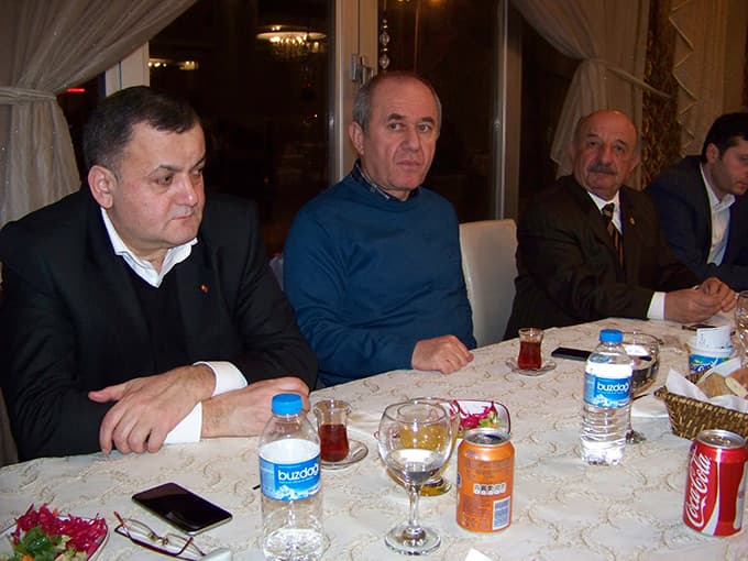 <font face="arial,helvetica,sans-serif" size="2">ET&Ccedil;İOĞLU: &ldquo;TREN, ADAPAZARI&rsquo;NIN HAKKI&rsquo;<br /><br />B&uuml;y&uuml;kşehir  Belediyesi&rsquo;nin MHP&rsquo;li Meclis &Uuml;yesi ve aynı zamanda Kent Şurası &uuml;yesi  olan Erkal Et&ccedil;ioğlu ise Ada Treni ve şehirdeki trafik sorununu  toplantının g&uuml;ndemine taşıdı. Et&ccedil;ioğlu, &ldquo; Şehrimizde raylı sisteme  ihtiya&ccedil; var. &Ouml;zellikle Ada Treni&rsquo;nin yeniden gara gelmesi gerekiyor.  Trenin trafiğe hi&ccedil;bir engeli yok. Tren, Adapazarı&rsquo;nın hakkıdır. Ancak,  siyaset mekanizması herhalde &ccedil;ok g&uuml;&ccedil;l&uuml; değil bu nedenle tren bir t&uuml;rl&uuml;  seferlerine başlayamıyor. Şehirdeki ulaşım sorununu &ccedil;&ouml;zmek i&ccedil;in de  ulaşımda değişik varyantların hayata ge&ccedil;irilmesi gerekir. Trafikte,&nbsp;  planlama ve uygumla sorunu var. Trafik kuralarına uyulmaması sorunu var&rdquo;  ifadelerini kullandı.<br /><br />ŞENOĞLU: &ldquo;AŞAĞI SAKARYA PROJESİ UYGULANAMZ&rsquo;<br /><br />Sakarya  Ziraat Odası Başkanı Hamdi Şenoğlu ise yaklaşık 40 yıl sonra raftan  indirilen Aşağı Sakarya Sulama Projesi&rsquo;ne değindi. Ferizli  Belediyesi&rsquo;nin proje i&ccedil;in ihaleye &ccedil;ıkacağını duyurmasını değerlendiren  Şenoğlu, &ldquo;Aşağı Sakarya Sulama Projesi Fatiha okunacak bir sulama  projesi. 1965 yılında &ccedil;ıkan bir proje. Yılardır rafta duran bu projenin  bug&uuml;n uygulanabilirliği yok. &Ouml;te yandan biliyorsunuz bir de sit alanı  koruma projesi &ccedil;ıkardılar.&nbsp; Alınan sit alanı koruma projesinin bilimsel  bir ge&ccedil;erliliği yok&rdquo; değerlendirmesinde bulundu.<br /><br />G&Uuml;RPINAR: &lsquo;ESKİ STADYUM İTİRAZIMIZI YAPTIK&rsquo;<br /><br />İMO  Sakarya Şubesi Başkanı ve Kent Şurası &uuml;yesi H&uuml;sn&uuml; G&uuml;rpınar ise eski  stadyum arazisinin imara a&ccedil;ılmaması i&ccedil;in B&uuml;y&uuml;kşehir Belediyesi&rsquo;ne  yaptıkları itirazı şuranın g&uuml;ndemine taşıdı. Eski stat arazinde TOKİ&rsquo;nin  yapacağı konut ve ticari merkez projesini daha &ouml;nce mahkemeye  g&ouml;t&uuml;rd&uuml;klerini hatırlatan G&uuml;rpınar, &ldquo; Dava bir bu&ccedil;uk yıl s&uuml;rd&uuml;. Sakarya  birinci b&ouml;lge idare mahkemesi bizi haklı g&ouml;rd&uuml; o planı iptal etti. Bu  sefer B&uuml;y&uuml;kşehir Belediyesi ge&ccedil;tiğimiz Aralık ayında aynı yeri emsal  proje getirerek 3 kat sınırlaması ile imara a&ccedil;tı.&nbsp; Belediyede o plan  &ouml;nceki g&uuml;n askıdan indi. Biz yine gereken ihtirazımızı yaptık. Şimdi  belediyeden gelecek cevabı bekliyoruz. Olumsuz cevap gelirse mahkeme  başvuracağız&rdquo; dedi.<br /><br />HACIEY&Uuml;POĞLU:&rdquo;SAKARYA&rsquo;DA KA&Ccedil; YABANCI VAR?&rdquo;<br /><br />Kent  Şurası&rsquo;nın Kurcu Başkanı Erol &Ouml;zt&uuml;rk Hacıey&uuml;poğlu ise ge&ccedil;tiğimiz g&uuml;n  a&ccedil;ıklanan n&uuml;fus istatistiklerine değindi. Verilere g&ouml;re; Sakarya&rsquo;nın  n&uuml;fusunun 1 milyona yaklaştığını belirten &Ouml;zt&uuml;rk, &ldquo;Ben şunu merak  ediyorum Sakarya&rsquo;da ka&ccedil; yabancı var?&nbsp; Ka&ccedil; Suriyeli, ka&ccedil; Iraklı bizim  vatandaşımız olmuş. Bunu &ouml;ğrenmek istiyoruz. Bu insanları madem  bağrımıza bastık kimdir, nedir diye bilmek de hakkımız. Bu rakamların  N&uuml;fus M&uuml;d&uuml;rl&uuml;ğ&uuml; tarafından a&ccedil;ıklanmasını bekliyoruz&rdquo; dedi.<br /><br />&lsquo;ALINAN &Ouml;NLEMLER YETERLİ DEĞİL&rsquo;<br /><br />H&uuml;k&uuml;metin,  SGK primlerinin &ouml;telenmesi, Sicil Affı uygulaması ve aldığı diğer  &ouml;nlemleri de değerlendiren Hacıey&uuml;poğlu, &ldquo;H&uuml;k&uuml;metimize &ccedil;ok teşekk&uuml;r  ediyoruz. Demek ki T&uuml;rkiye&rsquo;nin dar boğazda olduğunu g&ouml;rm&uuml;şler ve  harekete ge&ccedil;mişler. Ancak bu &ouml;nlemler yeterli değil. Memleket dar bir  boğazın i&ccedil;erisinde, hepimiz yaşıyoruz biliyoruz. Yaşamım boyunca b&ouml;yle  bir sıkıntı g&ouml;rmedim, yaşamdım. &Ouml;nlemler alındık&ccedil;a dar boğazdan  ge&ccedil;tiğimiz bu g&uuml;nleri el birliği ele atlatacağız&rdquo; dedi<br /><br />KİMLER KATILDI?<br /><br />İki  saat s&uuml;ren Sakarya Kent Şurası, dilek ve temennilerin alınmasıyla son  buldu. Şura Başkanı Yavuz Deniz bir sonraki toplantının 28 Şubat&rsquo;ta  yapılacağını belirterek toplantıyı kapattı. Sakarya Kent Şurası&rsquo;nın 65.  Toplantısı&rsquo;na katılan isimler ise ş&ouml;yle: Abd&uuml;l Akg&uuml;n, Ahmet Aky&uuml;z, Ahmet  &Ccedil;ubuk, Ahmet Erdem, Ali &Ouml;zkan, Avni Akran, Aydemir Horozlu, Aziz Ersoy,  Azmi G&uuml;rkan, Berrin Jode Ert&uuml;rk, Mahnaz G&uuml;mr&uuml;kc&uuml;oğlu, Oya Arapoğlu  Bayan Reyhan Şahin, Şeng&uuml;lay Erdem Yurdal, Tevhide Yağan, Zeliha İrez,  Cavit &Ouml;ztaş, Cavit Pay, Celalettin Tanta, Cevat Bezek, Erdoğan  &Ccedil;amlıyurt, Erkal Et&ccedil;ioğlu, Erol &Ouml;zt&uuml;rk Hacıey&uuml;poğlu, Faruk &Ouml;z, Fethi  Sarıoğlu, G&uuml;rsoy Alag&ouml;z, Hakan Alkan, Halil M&uuml;ft&uuml;oğlu, Hamdi Şenoğlu,  Hayati &Ouml;zdoğan, H&uuml;seyin Mete, H&uuml;sn&uuml; G&uuml;rpınar, İbrahim Balaban, İsmail  &Ccedil;allı, İsmail User, Kamil Tever, Mehmet Aklaş, Mehmet &Ccedil;atalbaş, Mehmet  Dinler, Mehmet Hammaz, Muzaffer Başer, Necati Eker, Nurettin Eryılmaz,  Nuri Paker, Orhan Ekici, Osman Nuri &Uuml;rk&uuml;t, &Ouml;zcan Toplar, Sait Beşir,  Salim Yarar, Sami &Ccedil;akan, Se&ccedil;kin Tekeoğlu, Taner Başoğlu, Tansu Uzun,  Vedat Kocabıyık, Yaşar Tercan, Yavuz Deniz, Zeki &Ccedil;elebi, Ahmet  K&ouml;pr&uuml;l&uuml;oğlu, Fikret &Ccedil;elebi.</font>