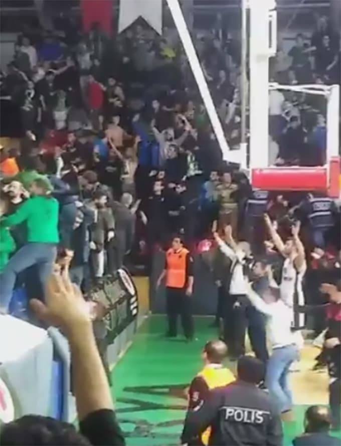 Basket maçında tribünler karıştı