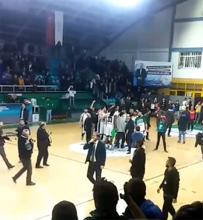 Basket maçında tribünler karıştı