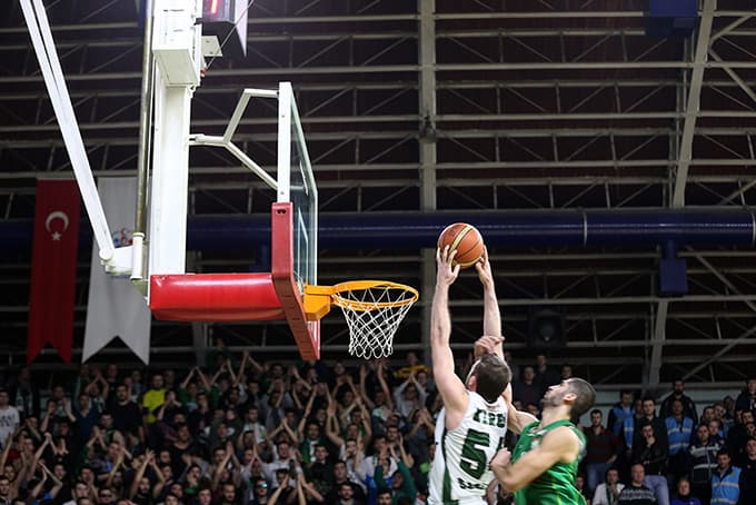 Dev adamlar evinde galip