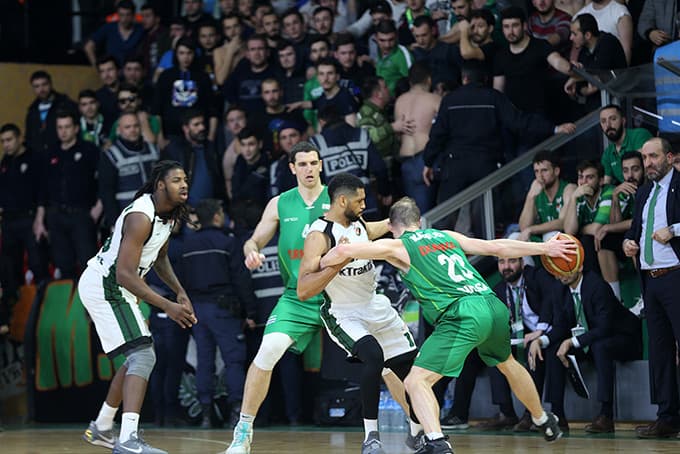 Dev adamlar evinde galip