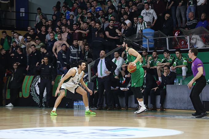 Dev adamlar evinde galip
