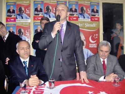 <font size="2"><font face="Arial"><font color="#333399"><strong>Programda daha sonra k&uuml;rs&uuml;ye gelen b&uuml;y&uuml;kşehir belediye başkanı Ulvi &Ccedil;avdaroğlu;</strong> belediyeciliğin bir ehliyet işi olduğunu ve işin ehline verilmesinin gerekli olduğunu vurgulayarak t&uuml;m sorunları &ccedil;&ouml;zecek bilgi ve tecr&uuml;beye sahip olduklarını vurguladı.</font> <br /><br />Hızırtepe&rsquo;nin &ccedil;ok ihmal edildiğini s&ouml;yleyen &Ccedil;avdaroğlu, ge&ccedil;miş tecr&uuml;bemizle mahallenin hak ettiği yere tekrar getirileceğini s&ouml;yledi. Program sonunda se&ccedil;im b&uuml;rosunda mahalle sakinleri ve cadde esnafıyla fikir alış verişinde bulunuldu. Ge&ccedil; saatlere kadar esnafla sohbet edildi.</font></font>