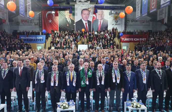 <p><font face="arial,helvetica,sans-serif" size="2"><strong>Bakan &Ouml;zl&uuml;, referandumla y&uuml;r&uuml;tmedeki iki başlılığın sona ereceğini belirterek, ş&ouml;yle konuştu:</strong><br /><br />&quot;Bug&uuml;n  Sayın Cumhurbaşkanımızla Sayın Başbakanımız arasında m&uuml;kemmel bir uyum  var. Ancak bundan on, yirmi, otuz yıl sonrasını da d&uuml;ş&uuml;nmek zorundayız.  Yarın bir başka cumhurbaşkanı ile bir başka başbakan g&ouml;reve geldiğinde,  aynı uyumu yakalayamayabiliriz. Biz ge&ccedil;mişte bunun sıkıntısını &ccedil;ok  yaşadık. Bir cumhurbaşkanı, bir toplantıda başbakana anayasa kitap&ccedil;ığı  fırlattı diye &uuml;lke tarihinin en ağır krizini yaşadık. Allah bu &uuml;lkeyi  korusun. Allah, bir daha o g&uuml;nleri yaşatmasın. O g&uuml;nlere bir daha geri  d&ouml;nmemek i&ccedil;in referandum son derece &ouml;nemli.&quot;</font></p>