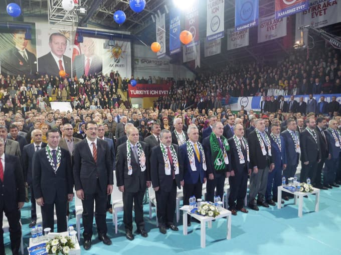 <font face="arial,helvetica,sans-serif" size="2"><strong>AK Parti Genel Başkan Yardımcısı Mustafa Ataş, anayasa değişikliğine ilişkin, &quot;Eğer bu kararı b&uuml;t&uuml;n milletimize doğru anlatamazsak, elimize ge&ccedil;en bu fırsatı iyi değerlendiremezsek vallahi, billahi gelecek nesillere bunun hesabını veremeyiz.&quot; dedi.</strong><br /><br />AK Parti Sakarya İl Başkanlığınca Atat&uuml;rk Spor Salonu'nda d&uuml;zenlenen İl Danışma Meclisi toplantısında konuşan Ataş, nisan ayında yapılacak anayasa değişikliğine ilişkin referandumun T&uuml;rkiye'nin son 100 yıldaki en b&uuml;y&uuml;k projesi olduğunu kaydetti.<br /><br />Ataş, referandumda T&uuml;rkiye'nin istikbali, istikrarı ve istiklali ile ilgili karar verileceğini ifade ederek, &quot;Eğer bu kararı b&uuml;t&uuml;n milletimize doğru anlatamazsak, elimize ge&ccedil;en bu fırsatı iyi değerlendiremezsek vallahi, billahi gelecek nesillere bunun hesabını veremeyiz. Nasıl ki AK Parti ve MHP milletvekilleri TBMM'de &ouml;l&uuml;m&uuml;ne m&uuml;cadele vererek, dişe diş m&uuml;cadele etmek suretiyle o &ccedil;irkin tabloları yaşayarak bu m&uuml;cadeleyi verip Meclisten ge&ccedil;irdilerse, inanıyorum ki AK Parti teşkilatları da kapı kapı dolaşmak suretiyle eli sıkılmadık insan kalmamacasına herkese mesajımızı ulaştırmaya mecbur ve mahkumuz.&quot; diye konuştu.<br /><br />AK Parti teşkilatından &ouml;zellikle Sakarya, İstanbul, Kocaeli, D&uuml;zce ve Bolu illerinden en y&uuml;ksek noktada oy almalarını beklediğini dile getiren Ataş, &quot;Bu havzadaki illerimiz i&ccedil;inde bakalım birinci kim olacak? Bunun takibini yapacağız.&quot; dedi.&nbsp; <br /></font>
