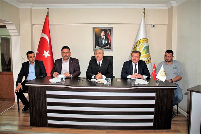 <p>&nbsp;</p><p><strong><font face="arial,helvetica,sans-serif" size="2">Muhtarların talep ve   isteklerinin ardından Ferizli Belediye Başkanı Ahmet Soğuk   değerlendirmelerde bulundu.</font></strong></p><p><font face="arial,helvetica,sans-serif" size="2">&Ouml;n&uuml;m&uuml;zdeki referandum s&uuml;recine dikkat &ccedil;eken   Başkan Soğuk, ''Birbirimizi kırmadan incitmeden, b&uuml;t&uuml;n fikirlerin hoş   karşılandığı bir referandum s&uuml;reci olmasını diliyorum. Cumhurbaşkanlığı   Sistemi, &uuml;lkemizin ve il&ccedil;emizin daha hızlı kalkınmasına neden olacak,   hizmetlerin hızlı ve etkin bir şekilde yapılmasını sağlayacaktır. Daha   g&uuml;&ccedil;l&uuml; bir T&uuml;rkiye i&ccedil;in bende Cumhurbaşkanlığı sistemine evet diyorum,   sizleri de evet demeye davet ediyorum. İnşallah &uuml;lkemiz i&ccedil;in hayırlara   vesile olur'' dedi.</font></p><p><font face="arial,helvetica,sans-serif" size="2">Soğuk,  ''Yoğun  kar yağışına rağmen gece g&uuml;nd&uuml;z gayretli ve &ouml;zverili &ccedil;alışan   ekiplerimize, SASKİ ve SEDAŞ yetkililerine, il&ccedil;emizde hi&ccedil;bir eksiklik   yaşatmadıkları i&ccedil;in teşekk&uuml;r ederiz. Artık doğal kaynağımız olan Sakarya   Nehrimizi, verimli topraklarımızla buluşturuyoruz. Aşağı Sakarya  Sulama  Projemizin 20 bin d&ouml;n&uuml;ml&uuml;k ilk kısmının ihalesi DSİ tarafından  yapıldı.  Bu &ouml;nemli projede b&uuml;y&uuml;k paya sahip olan değerli Ak Parti  Sakarya  Milletvekillerimiz Ayhan Sefer &Uuml;st&uuml;n, Prof. Dr. Mustafa İsen  başta olmak  &uuml;zere t&uuml;m milletvekillerimize, DSİ B&ouml;lge M&uuml;d&uuml;rl&uuml;ğ&uuml;&rsquo;ne, siz  değerli muhtarlarımıza, STK&rsquo;lara, Ziraat Odası'na  ve emeği ge&ccedil;en  b&uuml;rokratlara gayretlerinden dolayı teşekk&uuml;r ederiz.  İl&ccedil;emize hayırlı  olsun. Yeni hastanemizde de inşallah sona gelindi.  &Ouml;n&uuml;m&uuml;zdeki aylarda  temelinin atılması i&ccedil;in gayret ediyoruz. İl&ccedil;emizde  yaşam kalitesini  arttıracak projeler &uuml;retiyoruz. Halkımızın bizden  hizmet beklentisini,  g&ouml;reve geldiğimiz ilk g&uuml;nden itibaren yerine  getirdik, getirmeye de  devam edeceğiz'' diyerek s&ouml;zlerini tamamladı. </font></p>