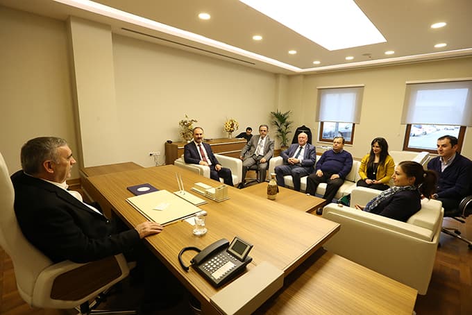 <p>&nbsp;</p><p><font face="arial,helvetica,sans-serif" size="2"><strong><font size="3">&Ccedil;alıştay d&uuml;zenlenecek</font></strong></font></p><p><font face="arial,helvetica,sans-serif" size="2">Ankara  &Uuml;niversitesi Ziraat Fak&uuml;ltesi &Ouml;ğretim &Uuml;yesi Prof. Dr. İlkay Dellal,  &ldquo;Sakarya&rsquo;da &ccedil;eşitli kurumların verileri ve kendi uzmanlık bilgilerimizle  analizler yapacağız, ayrıca tarım sekt&ouml;r&uuml; ile derinlemesine m&uuml;lakat  y&ouml;ntemiyle g&ouml;r&uuml;şmeler ger&ccedil;ekleştirerek bir taslak rapor hazırlayacak ve  bunu d&uuml;zenleyeceğimiz &ccedil;alıştayda tekrar g&ouml;r&uuml;şeceğiz. Sakarya&rsquo;da tarıma  y&ouml;nelik sorunlar, potansiyeller b&ouml;ylece ortaya konulacak ve &ccedil;&ouml;z&uuml;mler  bulunarak geleceğe y&ouml;nelik bir yol haritası belirlenecek. T&uuml;rkiye Ziraat  Odaları Birliği b&ouml;yle bir &ccedil;alışmayı ilk defa ger&ccedil;ekleştiriyor ve bunun  ger&ccedil;ekleştirildiği ilk yer ise Sakarya oluyor. B&ouml;ylece Sakarya bir rol  model olacak&rdquo; şeklinde konuştu.<br /><br /><strong><font size="3">&Uuml;r&uuml;n &ccedil;eşitliliği</font></strong><br /><br />&Uuml;r&uuml;n  &ccedil;eşidinin Sakarya&rsquo;ya &ouml;nemli bir avantaj sağladığını belirten Dellal,  &ldquo;Geniş &uuml;r&uuml;n yelpazesi, &ccedil;eşitlilik ve bulunduğu konum Sakarya&rsquo;ya &ouml;nem  katıyor. Metropollere &ccedil;ok yakın bir konumda ve pazarlama noktasında bu  bakımdan eli &ccedil;ok g&uuml;&ccedil;l&uuml;. Bu &uuml;r&uuml;n &ccedil;eşitliliği tarım riskini azaltırken  k&uuml;&ccedil;&uuml;k ve orta gelirli işletmeleri b&ouml;ylece ayakta tutuyor. &Uuml;r&uuml;n  &ccedil;eşitliliği verimi ve s&uuml;rd&uuml;r&uuml;lebilirliği artırır. Bizlerde verimliliğin  artmasına &ccedil;alışmalarımızla katkı sağlamak istiyoruz. Sakarya tarım  noktasında T&uuml;rkiye&rsquo;nin genel yapısını yansıtıyor. Sekt&ouml;r&uuml; ise  paylaşımcı, heyecanlı ve işi sahiplenmiş durumda&rdquo; diye konuştu.<br /><strong><font size="3"><br />Tarıma desteğimiz s&uuml;recek</font></strong><br /><br />B&uuml;y&uuml;kşehir  Belediyesi olarak Sakarya&rsquo;da tarım alanlarının korunmasına &ccedil;ok b&uuml;y&uuml;k  &ouml;nem verdiklerini ifade eden Başkan Zeki To&ccedil;oğlu, &ldquo;&Ccedil;ok bereketli  topraklara sahip bir şehirde yaşıyoruz. Sizlerin de bahsettiği &uuml;r&uuml;n  &ccedil;eşitliliğinin en &ouml;nemli sebeplerinden birisi şehrimizde &ccedil;ift&ccedil;imizin  toprağa ne ekerse bitiyor olması. Şehrimizde tarıma destek olmak i&ccedil;in  belediyemizde tarım hizmetleri ile ilgili daire başkanlığı kurduk. Şu  anda teşkilatlanmamızı s&uuml;rd&uuml;r&uuml;yoruz. T&uuml;rkiye Ziraat Odaları Birliği  tarafından b&ouml;yle bir &ccedil;alışmanın ger&ccedil;ekleştirilecek olması bizi &ccedil;ok  memnun etti. Bilimsel veriler ışığında tarımda kalite daha da artacak&rdquo;  dedi.<br /><br /><strong><font size="3">Suyun &ouml;nemi b&uuml;y&uuml;k</font></strong><br /><br />Tarım  i&ccedil;in en &ouml;nemli fakt&ouml;rlerden birisinin su kaynakları olduğunu ifade eden  Başkan To&ccedil;oğlu, &ldquo;B&uuml;y&uuml;kşehir Belediyesi olarak şehrimizdeki su  kaynaklarını koruyoruz. Ak&ccedil;ay Barajı projemiz ile doğaya hi&ccedil;bir şekilde  zarar dokunmayacak bir şekilde yeni bir su kaynağı oluşturmuş olacağız.  ADASU HES etrafındaki tarım ovalarını ise kendi yaptırdığımız pompalama  sistemleri ile suluyoruz. Sizlerin &ccedil;alışmaları neticesinde ortaya  koyulacak yol haritasıyla bizlerde &uuml;zerimize d&uuml;şen g&ouml;revleri en iyi  şekilde yerine getirmeye gayret g&ouml;stereceğiz&rdquo; ifadelerini kullandı. </font></p>