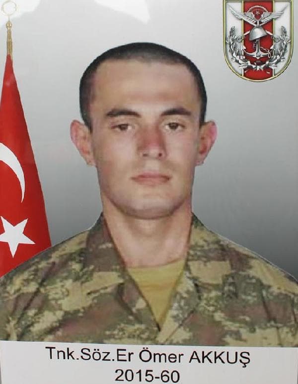 Şehit babası, oğlunun mezarı başından ayrılmıyor