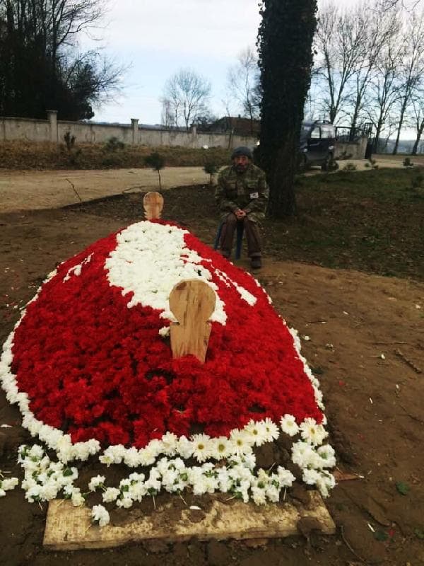 Şehit babası, oğlunun mezarı başından ayrılmıyor