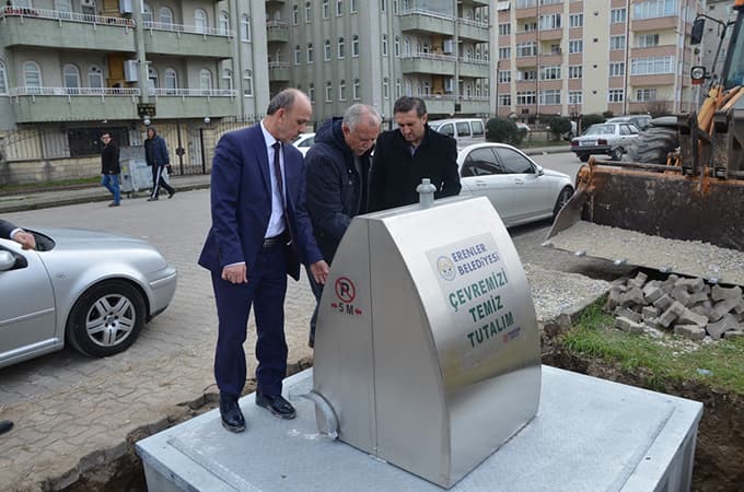 Öztürk, yeraltına inecek olan konteynerleri inceledi