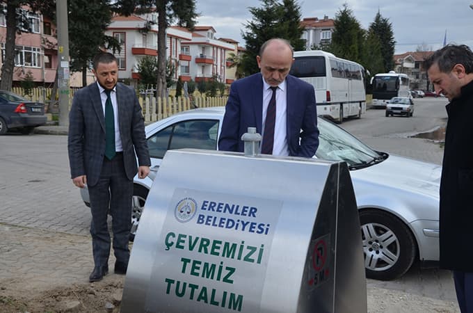 Öztürk, yeraltına inecek olan konteynerleri inceledi