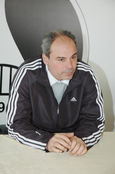 <font face="Arial" size="2"><font color="#000000"><strong>G&uuml;nahını Kimse Bu Takıma Y&uuml;klemesin</strong></font><br /><br />Kartalspor karşısında alınan bir puanın k&uuml;&ccedil;&uuml;msenmemesi gerektiğini ifade eden İpekoğlu,<font color="#333399"> &quot;Sezon başında takım i&ccedil;in 7,5 milyon TL harcandı. İlk yarıda 7,5 milyon TL'lik takımın ne yaptığını beraber g&ouml;rd&uuml;k. İkinci yarıda oluşturduğumuz takımın maliyeti ise 1,8 milyon TL. Şu anda lig yeni başlamış olsaydı 8. sıradaydık. İnsanlar, halen bu takımı eleştiriyor. İlk yarının g&uuml;nahını kimse bu takıma y&uuml;klemesin. Bu takım k&uuml;mede kalmak i&ccedil;in elinden gelen t&uuml;m &ccedil;abayı g&ouml;steriyor. Sezon başında oluşturulan takımın 1/3'lik maliyetine takım oluşturduk. T&uuml;m &ccedil;abamız, Sakaryaspor'u ligde bırakmaktır. Teknik heyetin ve futbolcuların başarılı olup olmadıkları alacağımız puanlara g&ouml;re yıl sonunda ortaya &ccedil;ıkar. Herkes karamsar bakıyor. Deplasmandan alınan bir beraberlikte insanlar neden mutsuz oluyor bunu anlamış değilim. İ&ccedil;erideki ma&ccedil;ları kazanarak deplasmanda berabere kalsak dahi matematiksel olarak zaten k&uuml;mede kalıyoruz. İnsanları sağ duyulu olmaya &ccedil;ağrıyoruz. Herkes elinden geleni yapıyor. Arzu etmediğimiz &uuml;st&uuml;m&uuml;zdeki takımların aldığı hi&ccedil; hesapta olmayan galibiyetler var. Hesapta olmayan bu galibiyetler olmasaydı aradaki puan farkı daha az olabilirdi. Ligin sonuna kadar m&uuml;cadele edeceğiz. &Ouml;ncelikle Giresunspor ma&ccedil;ını kazanmak zorundayız&quot;</font> dedi.<br /><br /><font color="#000000"><strong>Her Şeyi Yapmak Zorundayız</strong></font><br /><br />Engin İpekoğlu, s&ouml;zlerini ş&ouml;yle tamamladı: <font color="#333399">&quot;Devre arasında ligde kalma barajının 38 ile 40 puan arası olacağını d&uuml;ş&uuml;n&uuml;yordum ama enteresan sonu&ccedil;lar alınıyor. &Uuml;st sıralardaki takımlar kaybetmeye başlıyor, alt takımlar ise kazanıyor. 40 puan almamız ligde kalmak i&ccedil;in yeterli olur diye d&uuml;ş&uuml;n&uuml;yorum. Sakaryaspor futbolcularının bir ma&ccedil; oynayıp bir ma&ccedil; idare etme şansı ve l&uuml;ks&uuml; yok. Her ma&ccedil;a Kayseri Erciyesspor ma&ccedil;ındaki gibi hem m&uuml;cadele edeceğiz, hem baskı kuracağız hem de &ccedil;aba g&ouml;stereceğiz. Kısacası her şeyi yapmak zorundayız. Giresunspor ma&ccedil;ı da bu ma&ccedil;lardan bir tanesi. Giresunspor, d&uuml;nden itibaren Riva'da kampa girdi. Biz de yarından itibaren kampa giriyoruz. Bu ma&ccedil; belki de &ouml;n&uuml;m&uuml;zdeki d&ouml;nem i&ccedil;in en &ouml;nemli ma&ccedil;ımız&quot;</font>&nbsp;&nbsp; </font>