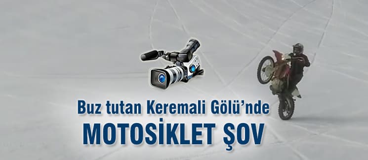 Buz tutan gölün üzerinde motosiklet şov