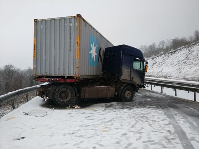 TIR, D-100 karayolunu kapattı