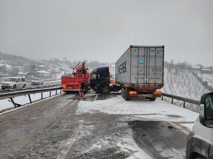TIR, D-100 karayolunu kapattı