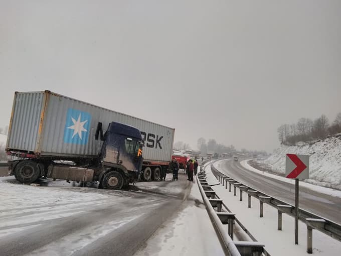 TIR, D-100 karayolunu kapattı