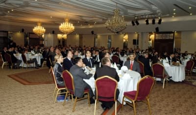 <font face="Arial" size="2">Dağıtımda aktif ve &ouml;nc&uuml; Akenerji, 2008 yılının Temmuz ayında &Ccedil;ek firma CEZ ile birlikte konsorsiyum oluşturarak, 'AkCez' adı altında katıldığı, &Ouml;zelleştime İdaresi'nin a&ccedil;tığı elektrik dağıtım &ouml;zelleştirme ihalelerinden, Sakarya Elektrik Dağıtım A.Ş. (SEDAŞ) ihalesini kazanmıştır. Sakarya, Bolu, D&uuml;zce ve Kocaeli b&ouml;lgelerini i&ccedil;ine alan ve 355 milyon dolarlık teklifle a&ccedil;ılan ihaleyi 600 milyon dolarlık teklifiyle kazanan Akenerji-Akk&ouml;k-CEZ Konsorsiyumu, 11 Şubat 2009 tarihinde SEDAŞ'I devraldı. Enerji sekt&ouml;r&uuml;nde atılımlarıyla &ouml;rnek teşkil eden Akenerji, SEDAŞ &ouml;zelleştirmesi ile birlikte sekt&ouml;rdeki &ouml;nc&uuml; pozisyonunu g&uuml;&ccedil;lendirirken, enerji &ouml;zelleştirmelerinin aktif bir oyuncusu olacağını bir kez daha g&ouml;stermiştir. 2008 yılının bir diğer &ouml;nemli atılımı ise, Akenerji hissedarlarının, 8 Ekim 2008 tarihinde toplam 30 milyar Avro pazar değeri ile Avrupa'nın en karlı, lider enerji şirketi CEZ ile eşit ortaklığa dayalı bir stratejik ortaklık anlaşması imzalamasıdır. <br /><br />Anlaşma uyarınca, Akenerji'nin halka a&ccedil;ık olmayan y&uuml;zde 75'lik kısmında y&uuml;zde 50-y&uuml;zde 50 stratejik ortaklık oluşturmak suretiyle T&uuml;rkiye'ye ilk aşamada &ouml;nemli miktarda yabancı sermaye girişi ger&ccedil;ekleştirilecek. CEZ, yaklaşık 7 milyon aboneye ve 14 bin 300 MW'ın &uuml;zerinde &uuml;retim kapasiteye sahip Orta Avrupa'nın lider enerji şirketi olarak biliniyor. Piyasa değeri 30 milyar euro &uuml;zerinde olan CEZ, elektrik, buhar &uuml;retimi ve satışına ek olarak telekom&uuml;nikasyon, bilgi teknolojileri, n&uuml;kleer araştırma, planlama, enerji tesisi inşaatı ve bakımı, hammadde, maden &ccedil;ıkarma ve enerji yan &uuml;r&uuml;nlerinin işlenmesi alanlarında faaliyet g&ouml;steriyor.</font>